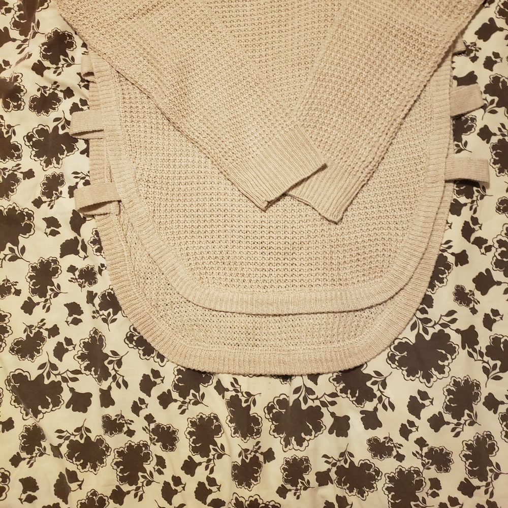 Sweater/Tops - Picture 2 of 4